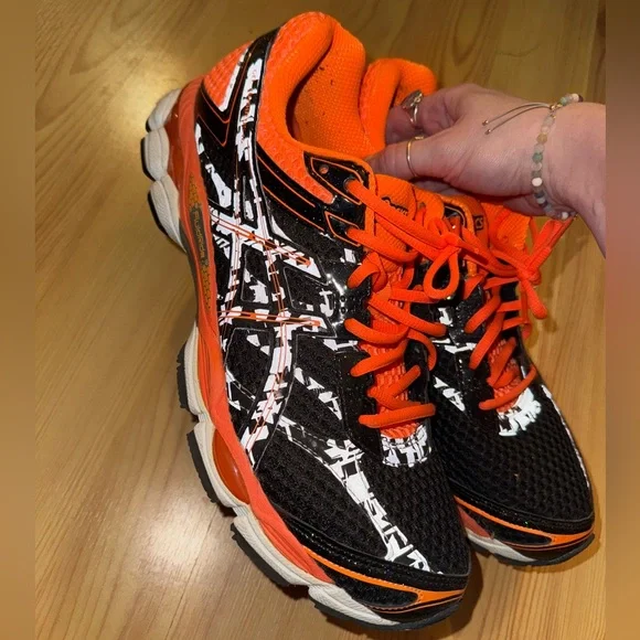 Like new ASICS men’s sneakers size 11 👟 - Picture 4 of 9